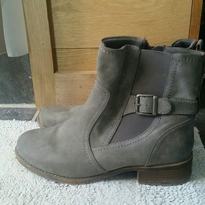 Baretraps grey boots